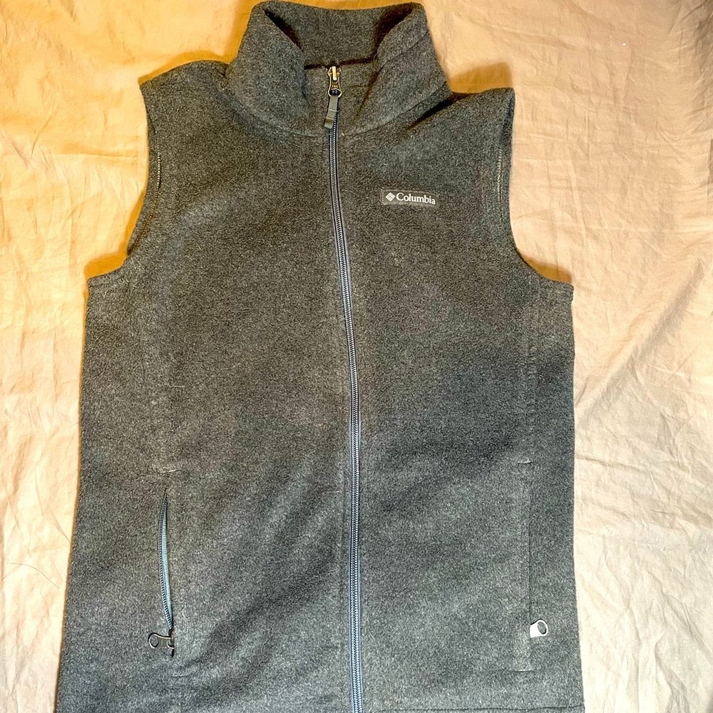 Kids Columbia vest, full zipper and zippered pockets. EUC.